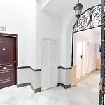 New! Modern Apartment In Central Neighborhood